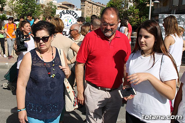 Autoridades municipales visitan el minimarket que los alumnos del Colegio Reina Sofa han organizado en el mercadillo semanal - 27
