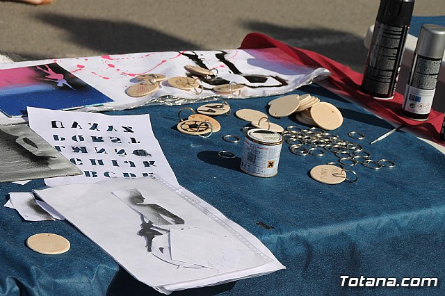 Autoridades municipales visitan el minimarket que los alumnos del Colegio Reina Sofa han organizado en el mercadillo semanal - 28