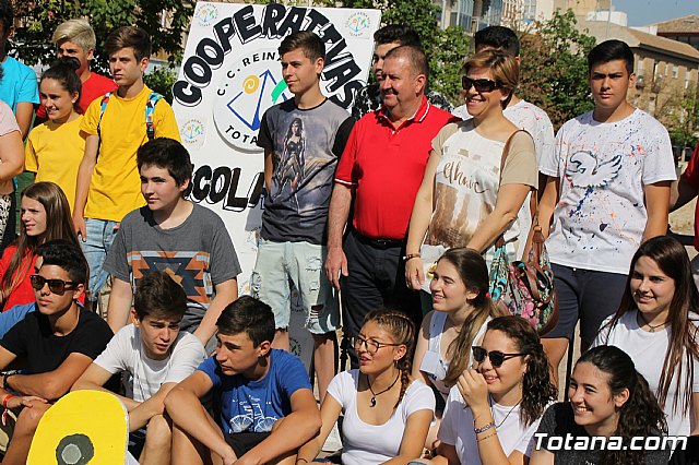 Autoridades municipales visitan el minimarket que los alumnos del Colegio Reina Sofa han organizado en el mercadillo semanal - 32