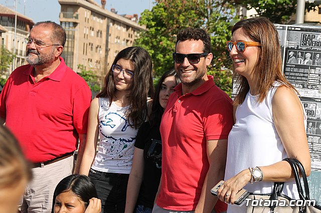 Autoridades municipales visitan el minimarket que los alumnos del Colegio Reina Sofa han organizado en el mercadillo semanal - 34