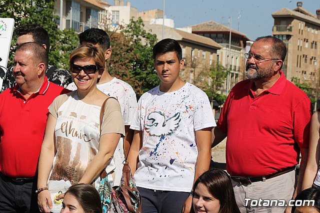 Autoridades municipales visitan el minimarket que los alumnos del Colegio Reina Sofa han organizado en el mercadillo semanal - 35