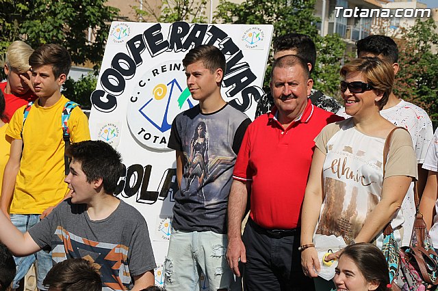 Autoridades municipales visitan el minimarket que los alumnos del Colegio Reina Sofa han organizado en el mercadillo semanal - 36
