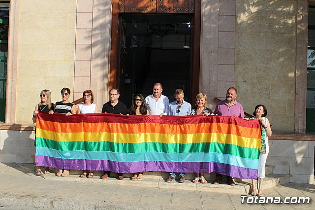 Autoridades municipales colocan la bandera arcoiris en el balcn del Ayuntamiento para promover la tolerancia e igualdad del colectivo LGTB - 1