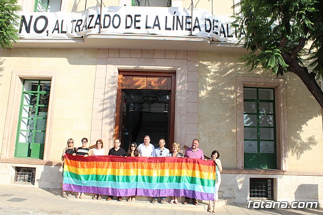 Autoridades municipales colocan la bandera arcoiris en el balcn del Ayuntamiento para promover la tolerancia e igualdad del colectivo LGTB - 2