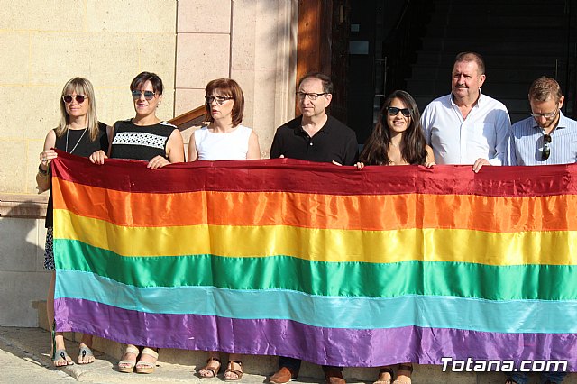 Autoridades municipales colocan la bandera arcoiris en el balcn del Ayuntamiento para promover la tolerancia e igualdad del colectivo LGTB - 3