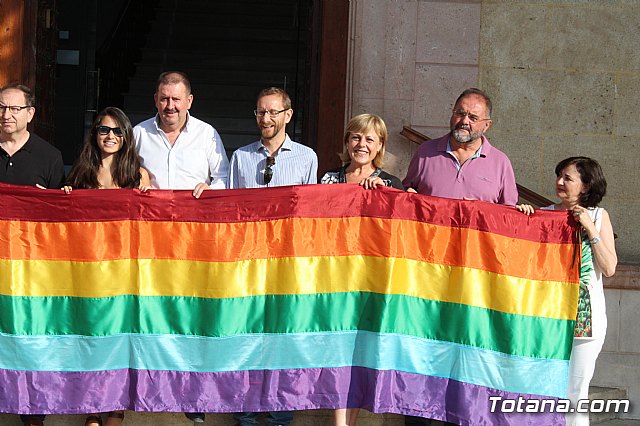 Autoridades municipales colocan la bandera arcoiris en el balcn del Ayuntamiento para promover la tolerancia e igualdad del colectivo LGTB - 4