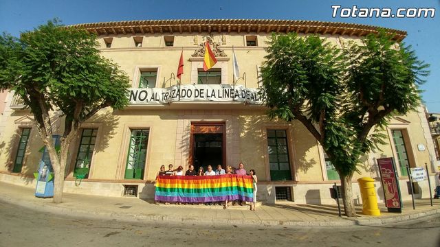 Autoridades municipales colocan la bandera arcoiris en el balcn del Ayuntamiento para promover la tolerancia e igualdad del colectivo LGTB - 5