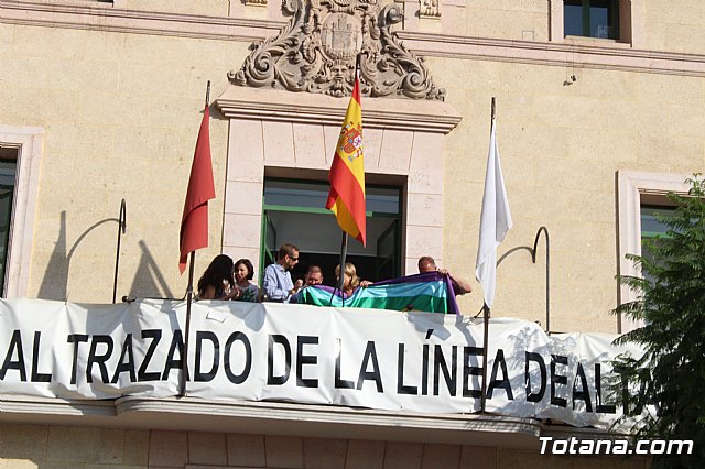 Autoridades municipales colocan la bandera arcoiris en el balcn del Ayuntamiento para promover la tolerancia e igualdad del colectivo LGTB - 6