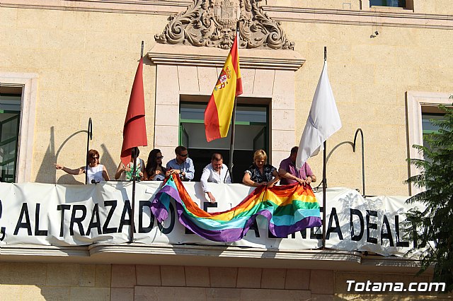 Autoridades municipales colocan la bandera arcoiris en el balcn del Ayuntamiento para promover la tolerancia e igualdad del colectivo LGTB - 7