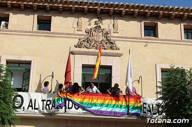 Autoridades municipales colocan la bandera arcoiris en el balcn del Ayuntamiento para promover la tolerancia e igualdad del colectivo LGTB - 8