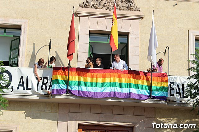 Autoridades municipales colocan la bandera arcoiris en el balcn del Ayuntamiento para promover la tolerancia e igualdad del colectivo LGTB - 9