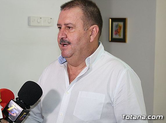 Autoridades municipales colocan la bandera arcoiris en el balcn del Ayuntamiento para promover la tolerancia e igualdad del colectivo LGTB - 11