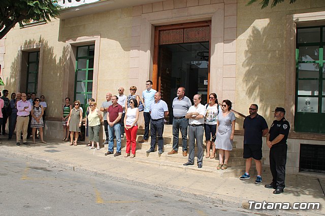 Totana conmemora el XX Aniversario del secuestro y asesinato de Miguel ngel Blanco a manos ETA guardando cinco minutos de silencio en su recuerdo - 7
