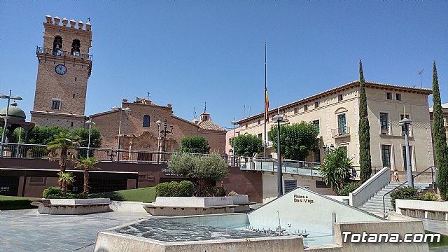 Totana se une contra el terrorismo guardando cinco minutos de silencio como muestra de respeto y apoyo a las vctimas mortales y heridos por los atentados en Barcelona y Cambrils - 1