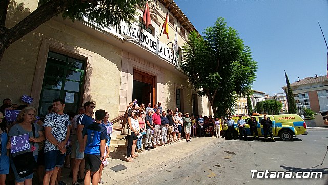 Totana se une contra el terrorismo guardando cinco minutos de silencio como muestra de respeto y apoyo a las vctimas mortales y heridos por los atentados en Barcelona y Cambrils - 10