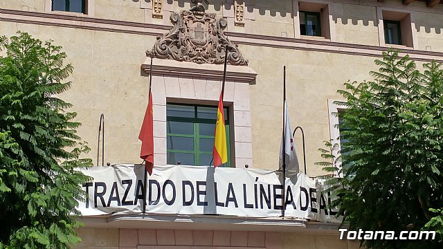 Totana se une contra el terrorismo guardando cinco minutos de silencio como muestra de respeto y apoyo a las vctimas mortales y heridos por los atentados en Barcelona y Cambrils - 3