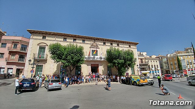 Totana se une contra el terrorismo guardando cinco minutos de silencio como muestra de respeto y apoyo a las vctimas mortales y heridos por los atentados en Barcelona y Cambrils - 6