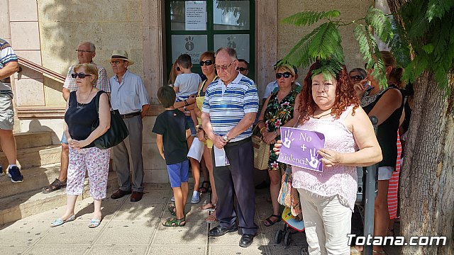 Totana se une contra el terrorismo guardando cinco minutos de silencio como muestra de respeto y apoyo a las vctimas mortales y heridos por los atentados en Barcelona y Cambrils - 9