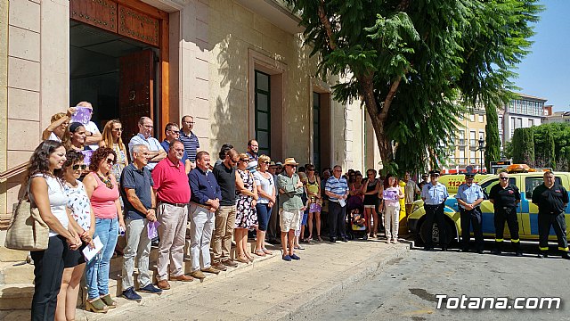 Totana se une contra el terrorismo guardando cinco minutos de silencio como muestra de respeto y apoyo a las vctimas mortales y heridos por los atentados en Barcelona y Cambrils - 11