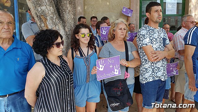 Totana se une contra el terrorismo guardando cinco minutos de silencio como muestra de respeto y apoyo a las vctimas mortales y heridos por los atentados en Barcelona y Cambrils - 12