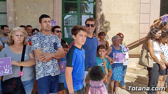 Totana se une contra el terrorismo guardando cinco minutos de silencio como muestra de respeto y apoyo a las vctimas mortales y heridos por los atentados en Barcelona y Cambrils - 13