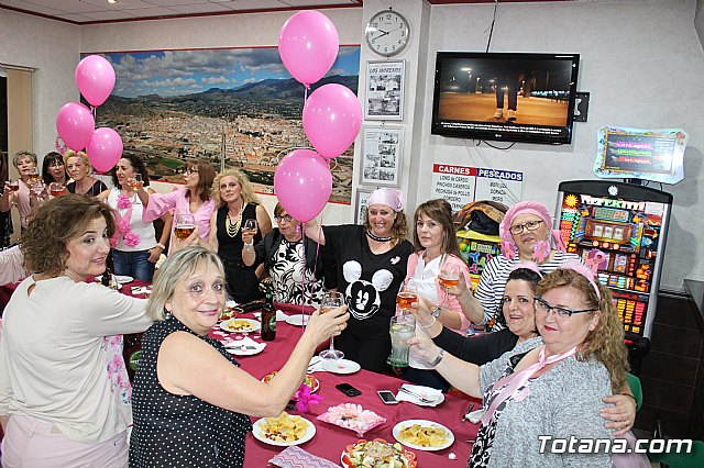 Un grupo de amigas, afectadas y supervivientes del Cncer de mama se renen con motivo del Da Mundial contra el Cncer de mama - 4