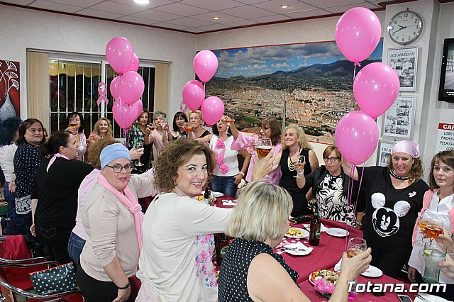 Un grupo de amigas, afectadas y supervivientes del Cncer de mama se renen con motivo del Da Mundial contra el Cncer de mama - 5
