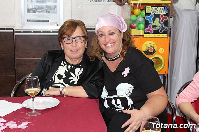 Un grupo de amigas, afectadas y supervivientes del Cncer de mama se renen con motivo del Da Mundial contra el Cncer de mama - 9