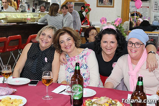 Un grupo de amigas, afectadas y supervivientes del Cncer de mama se renen con motivo del Da Mundial contra el Cncer de mama - 16