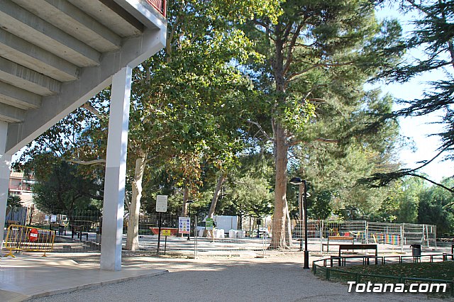 Comienzan las obras de mejora del rea de juegos infantiles del parque municipal 