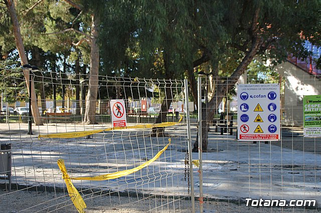 Comienzan las obras de mejora del rea de juegos infantiles del parque municipal 