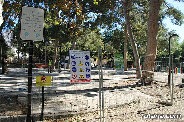 Comienzan las obras de mejora del rea de juegos infantiles del parque municipal 