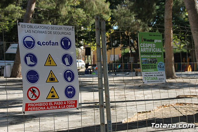 Comienzan las obras de mejora del rea de juegos infantiles del parque municipal 
