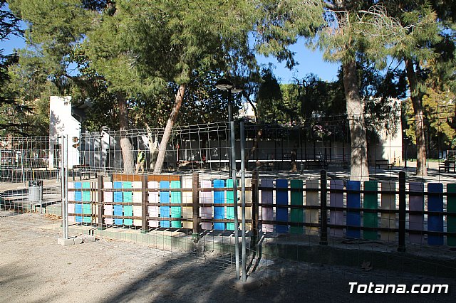 Comienzan las obras de mejora del rea de juegos infantiles del parque municipal 