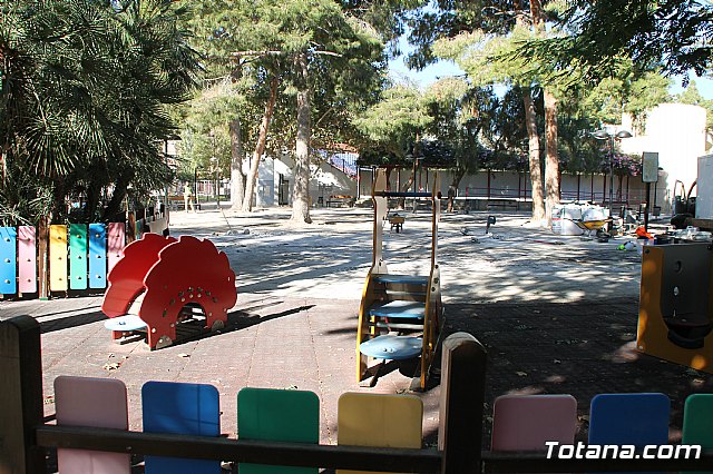 Comienzan las obras de mejora del rea de juegos infantiles del parque municipal 