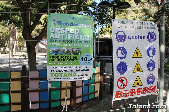 Comienzan las obras de mejora del rea de juegos infantiles del parque municipal 