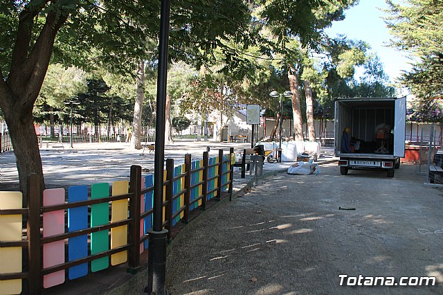 Comienzan las obras de mejora del rea de juegos infantiles del parque municipal 