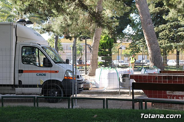 Comienzan las obras de mejora del rea de juegos infantiles del parque municipal 