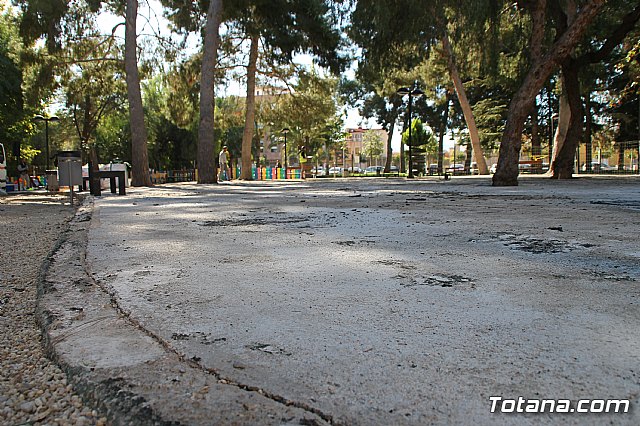 Comienzan las obras de mejora del rea de juegos infantiles del parque municipal 