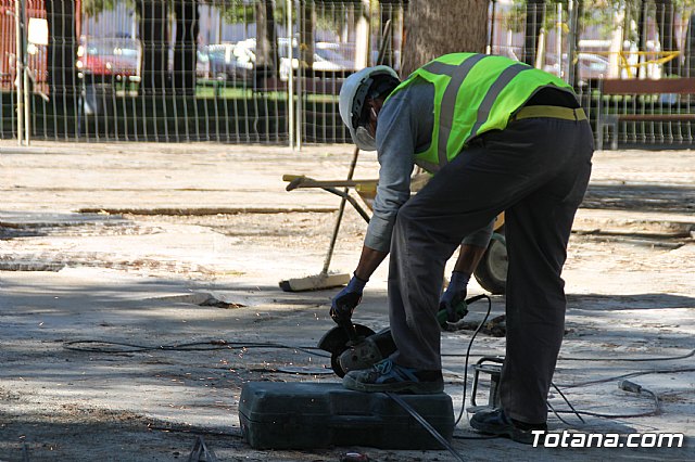 Comienzan las obras de mejora del rea de juegos infantiles del parque municipal 