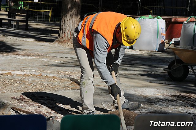 Comienzan las obras de mejora del rea de juegos infantiles del parque municipal 