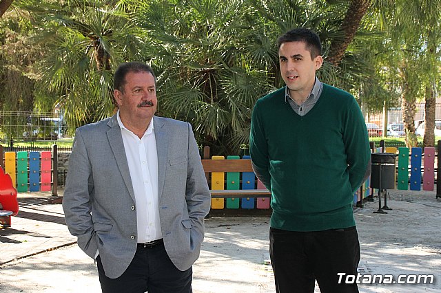 Comienzan las obras de mejora del rea de juegos infantiles del parque municipal 