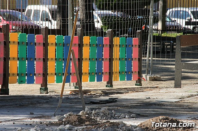 Comienzan las obras de mejora del rea de juegos infantiles del parque municipal 