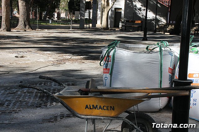 Comienzan las obras de mejora del rea de juegos infantiles del parque municipal 