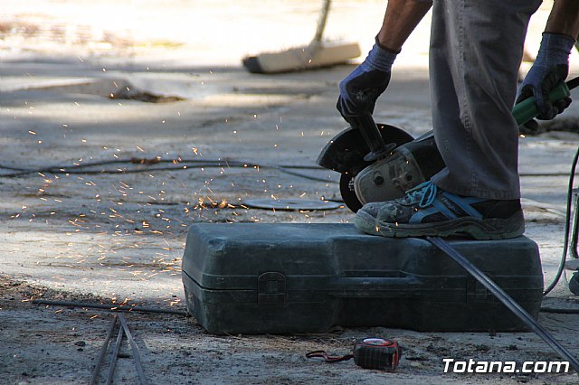 Comienzan las obras de mejora del rea de juegos infantiles del parque municipal 