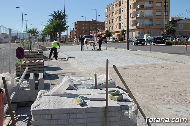 El alcalde y el concejal de Obras e Infraestructuras visitan las obras de la acera de un tramo de la avenida Juan Carlos I - 12