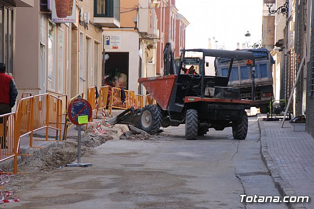 Las obras de saneamiento y pavimentacin de la calle Cnovas del Castillo se prolongarn hasta finales de este año - 2