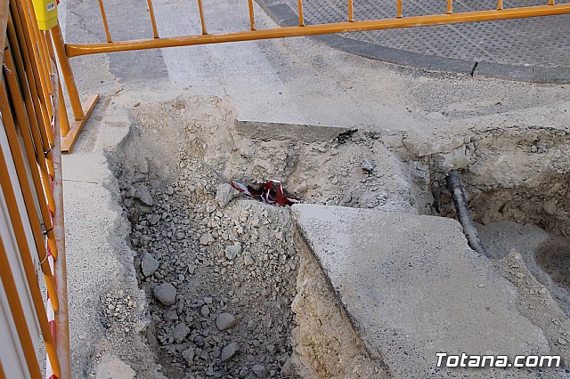 Las obras de saneamiento y pavimentacin de la calle Cnovas del Castillo se prolongarn hasta finales de este año - 4