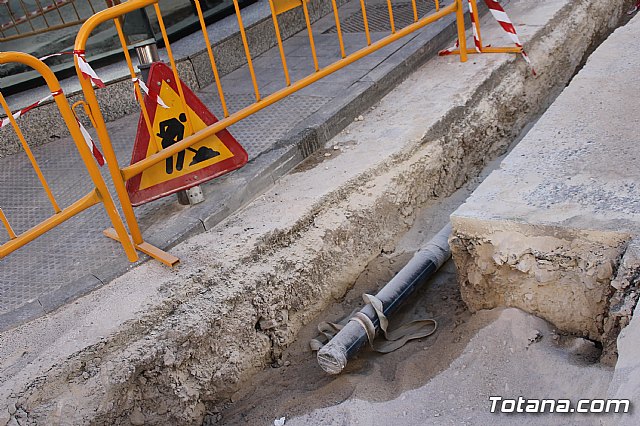 Las obras de saneamiento y pavimentacin de la calle Cnovas del Castillo se prolongarn hasta finales de este año - 5