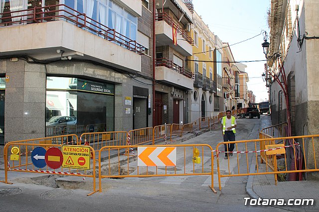 Las obras de saneamiento y pavimentacin de la calle Cnovas del Castillo se prolongarn hasta finales de este año - 6
